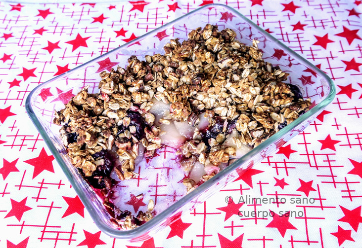 Crumble de pera y cerezas