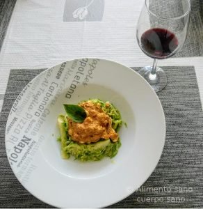 Spaguetti de zucchini con pesto de tomate deshidratado