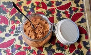 Dip de tomate deshidratado y pecanas