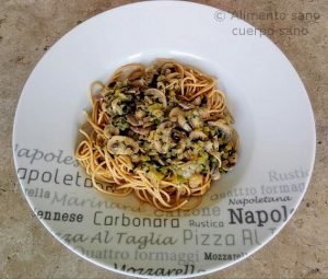 Spaguetti con champiñones, cebolla y poro