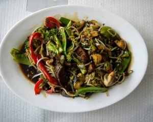 Saltado de vegetales y hongos