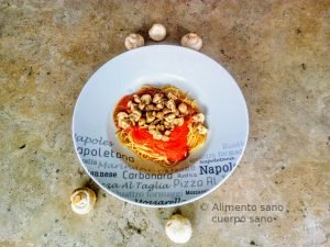 pasta con salsa pomarola y champiñones salteados