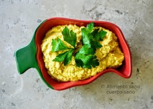Hummus de coliflor con cúrcuma